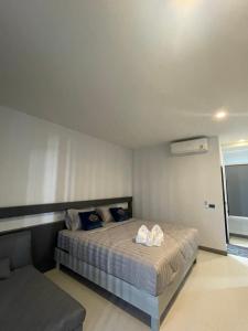 niewielka sypialnia z łóżkiem i oknem w obiekcie Lewa hotel w mieście Ban Phlong Sawai