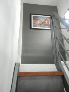 klatka schodowa z ramką na ścianie w obiekcie Departamento temporario en cordoba w Córdobie