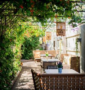 un patio con mesa y sillas bajo un cenador en Harmooni Suites en Jyväskylä