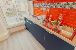 Kuchyň nebo kuchyňský kout v ubytování Mayfield Suites