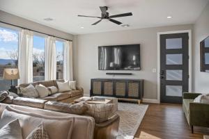 un soggiorno con divano e ventilatore a soffitto di Rock Creek at Desert Color townhouse a St. George