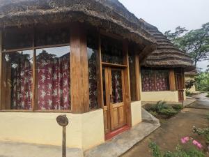 Casa pequeña con techo de paja en Cwmbale Eco-Safari Lodges, Restaurant and Zoo., en Mbale