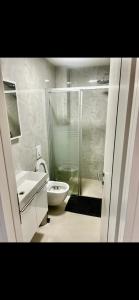 uma casa de banho com um chuveiro, um WC e um lavatório. em Apartment with swimming pool Lagotto em Trogir