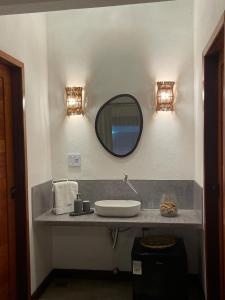 uma casa de banho com um lavatório e um espelho num balcão em Amigos do Vento Pousada e Kite Point em Touros