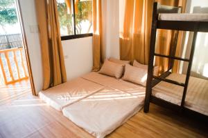 1 dormitorio con litera y escalera en Nana's Beach Surigao, en Surigao