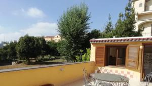 - Balcón de casa con mesa en Casa Verde, en Nápoles