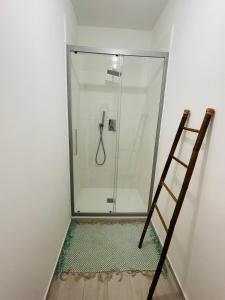 - une cabine de douche en verre avec un téléphone dans l'établissement VIA ROMA, à Trapani