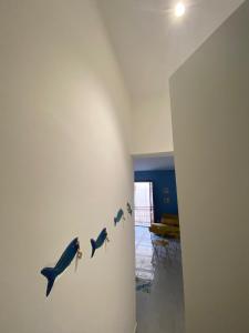 un mur avec trois oiseaux peint sur lui dans l'établissement VIA ROMA, à Trapani