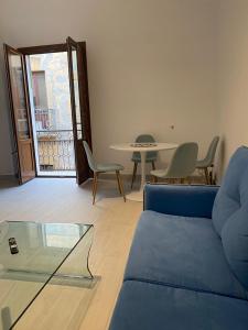 - un salon avec un canapé bleu et une table dans l'établissement VIA ROMA, à Trapani