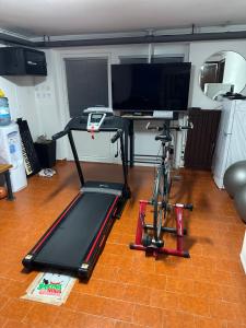 Habitación con cinta de correr y escritorio con bicicleta en APP - studio - soba, kolesa, fitnes soba, en Novo Mesto