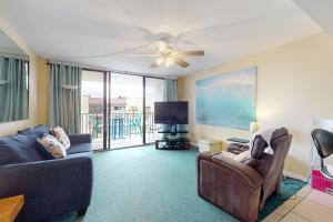 ein Wohnzimmer mit 2 Sofas und einem Flachbild-TV in der Unterkunft Cape Palms in Cape Canaveral