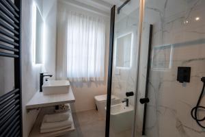 y baño con lavabo, aseo y ducha. en Agriturismo Antica Corte, en Valiano