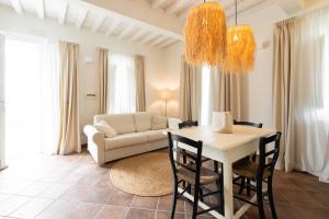 sala de estar con mesa y sofá en Agriturismo Antica Corte, en Valiano