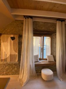 1 dormitorio con 1 cama y una ventana con cortinas en Casa Neste: Grange rénovée haut de gamme, en Arreau
