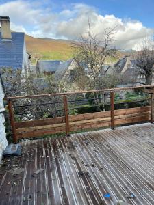 una valla de madera en la parte superior de una terraza de madera en Casa Neste: Grange rénovée haut de gamme, en Arreau
