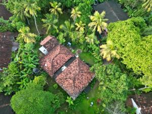 een uitzicht op een huis met bomen en planten bij Digital Nomads in Weligama