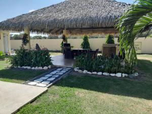 Casa con techo de paja y jardín en BOULEVARD GARDENS Coronado, en Nueva Gorgona