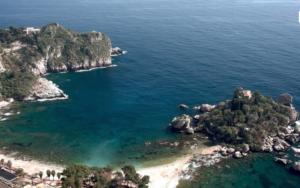 uma vista aérea de uma praia no oceano em B&B Etna Taormina em Randazzo