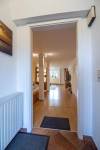 an open door into a living room with rugs at Landruhe in Dreschvitz