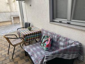 um sofá e uma mesa num pátio em Экономичная студия с тенистым патио вблизи пляжа em Kotor