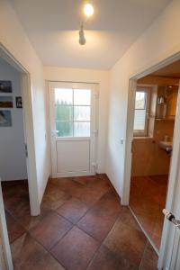 a room with a door and a tile floor at Landruhe in Dreschvitz