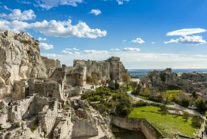 an aerial view of the ruins of a mountain at La Maison Patricia in Aramon