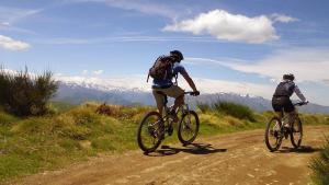 two people riding bikes on a dirt road at La Maison Patricia in Aramon