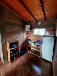 cocina con encimera y lavabo en una habitación en Ganesha Casa Vacacional en Las Rabonas