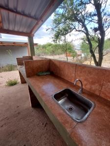 a rusty sink in a counter with a view of the desert at Ganesha Casa Vacacional in Las Rabonas