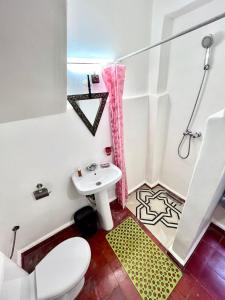 La salle de bains est pourvue d'un lavabo, de toilettes et d'une douche. dans l'établissement RIAD TENDANCE IN MARRAKECH, à Marrakech