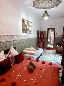 - une chambre avec 2 lits et des fleurs sur le couvre-lit dans l'établissement RIAD TENDANCE IN MARRAKECH, à Marrakech