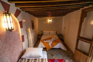 Postel nebo postele na pokoji v ubytování RIAD DAR DIWAN