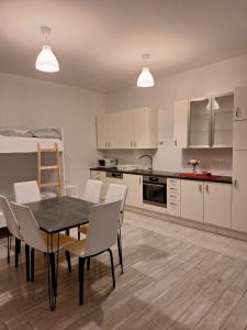 Kuchyň nebo kuchyňský kout v ubytování Donau Zentrum W