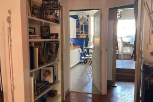 Knihovna v apartmánu