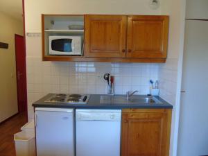 a kitchen with a sink and a microwave at Appartement Valfréjus, 2 pièces, 4 personnes - FR-1-561-6 in Valfréjus