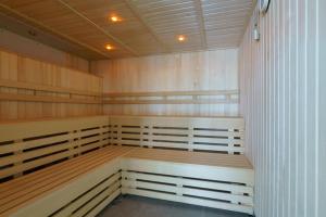 una sauna con bancos de madera en una habitación en Phyllis Court Members Club, en Henley on Thames