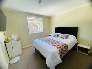 1 dormitorio con cama y ventana en Casas Cartes en Valdivia