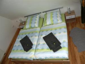 1 cama con 2 almohadas en una habitación en Hollestübchen en Hessisch Lichtenau