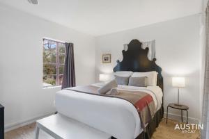 een witte slaapkamer met een groot bed en een raam bij Quaint Family Getaway in Private Back House for 4 in Austin