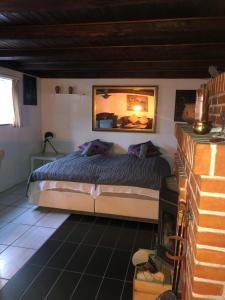 1 dormitorio con cama y espejo en la pared en Køge Bed & Kitchen, en Køge