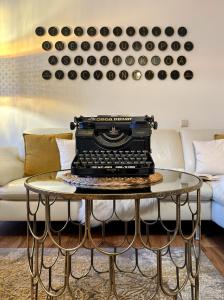 una vieja máquina de escribir sentada en una mesa en una sala de estar en Alte Schule Wittenberg, 3 Ferienwohnungen an der Elbe, mit Garten en Lutherstadt Wittenberg