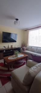 sala de estar con sofá y mesa en Casa en la serena, en La Serena