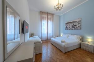 una camera da letto con due letti e uno specchio di Suite in the center of Bologna a Bologna