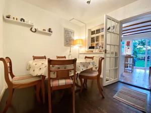 a dining room with a table and chairs at Bumblebee Cottage - Cosy Cottage in Area of Outstanding Natural Beauty in Hemel Hempstead