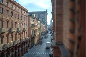 vista su una strada della città con edifici di Suite in the center of Bologna a Bologna