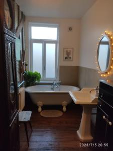Ένα μπάνιο στο Jolie Maison en Bois Authentique