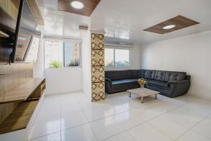 a living room with a couch and a table at Villa Santos Apartaestudios in Barranquilla
