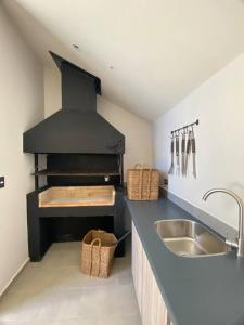 uma cozinha com um fogão e um lavatório em Departamento nuevo en Villarrica em Villarrica