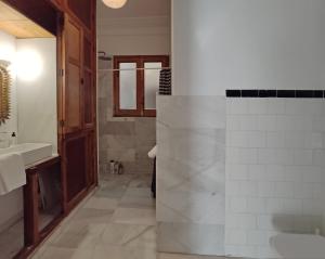uma casa de banho com um chuveiro, um lavatório e uma banheira em Entre la Estación y el Ayuntamiento em Valência