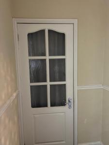 Una puerta blanca con una ventana en una habitación en Oxborne Rooms UK - 22 Seaton en Londres